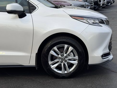 Used 2024 Toyota Sienna Limited image 45