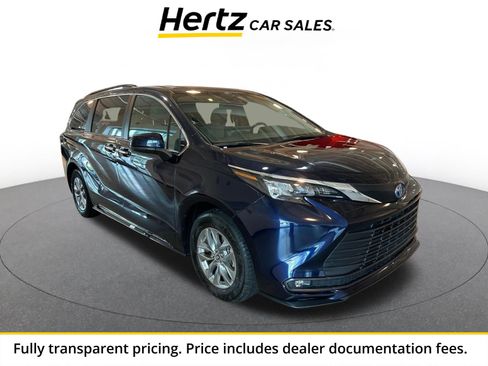 Used 2025 Toyota Sienna XLE FWD image 1