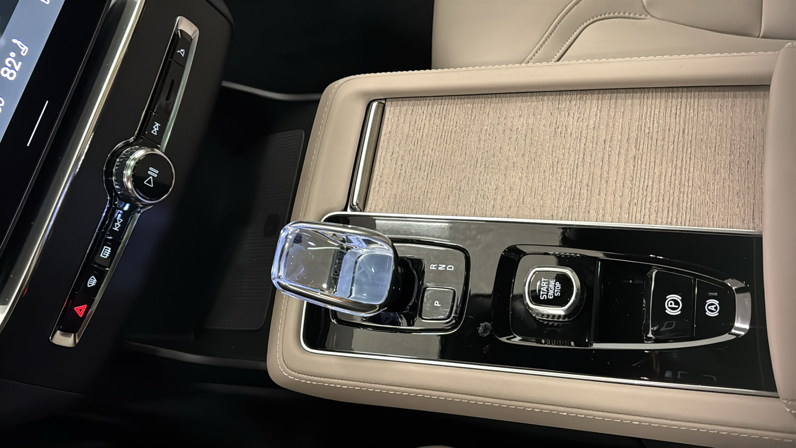 New 2026 Volvo XC90 T8 Plus w/ Protection Package Premier AWD/4WD image 19