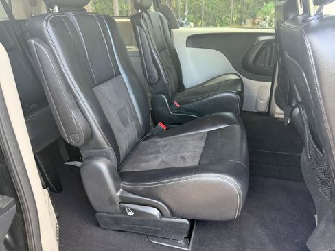 Used 2019 Dodge Grand Caravan SXT FWD image 11