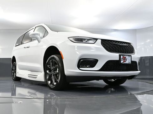 Used 2022 Chrysler Pacifica Touring-L w/ Uconnect Theater Family Group image 58