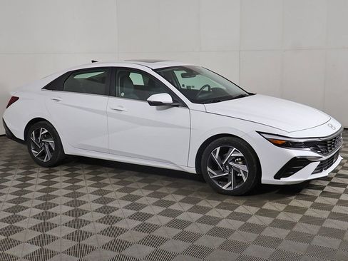 Used 2025 Hyundai Elantra Limited FWD image 16