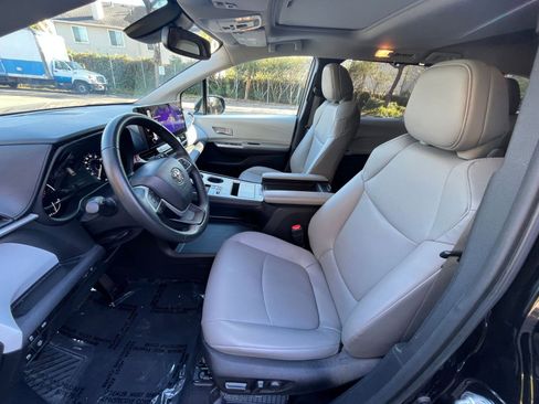 Used 2025 Toyota Sienna XLE image 28