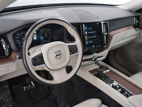 Used 2019 Volvo XC60 T6 Momentum w/ Multimedia Package image 22