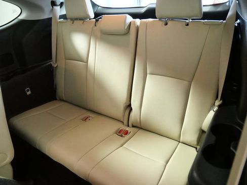Used 2023 Toyota Highlander XLE AWD/4WD image 16