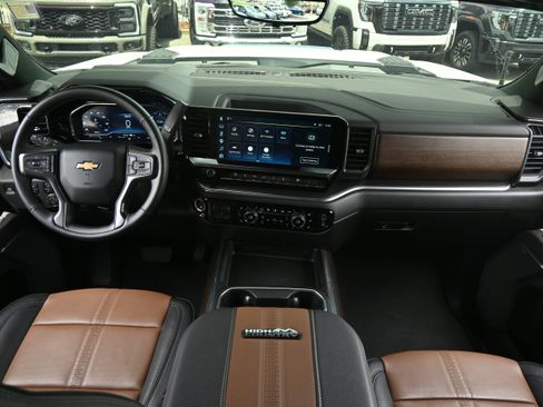 Used 2025 Chevrolet Silverado 3500 High Country w/ High Country Premium Package AWD/4WD image 32