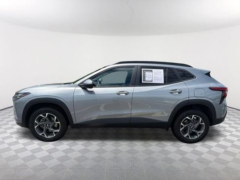 Used 2024 Chevrolet Trax LT w/ LT Convenience Package FWD image 8