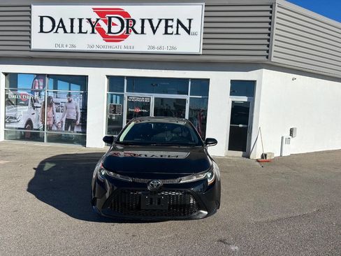 Used 2020 Toyota Corolla LE image 2