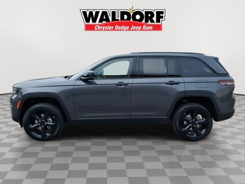 Used 2025 Jeep Grand Cherokee Altitude AWD/4WD image 6