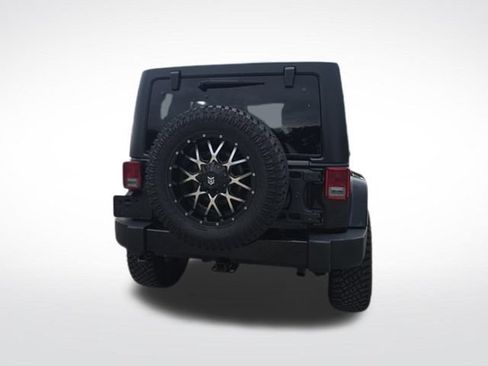 Used 2015 Jeep Wrangler Unlimited Sahara w/ Max Tow Package AWD/4WD image 4