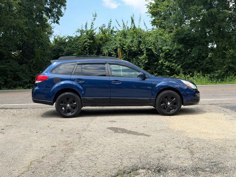 Used 2010 Subaru Outback 2.5i Premium AWD/4WD image 4