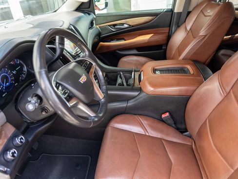 Used 2019 Cadillac Escalade Luxury AWD/4WD image 18