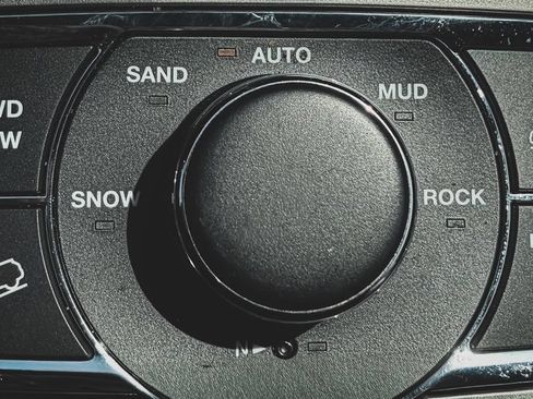 Used 2017 Jeep Grand Cherokee Overland w/ Jeep Active Safety Group AWD/4WD image 16
