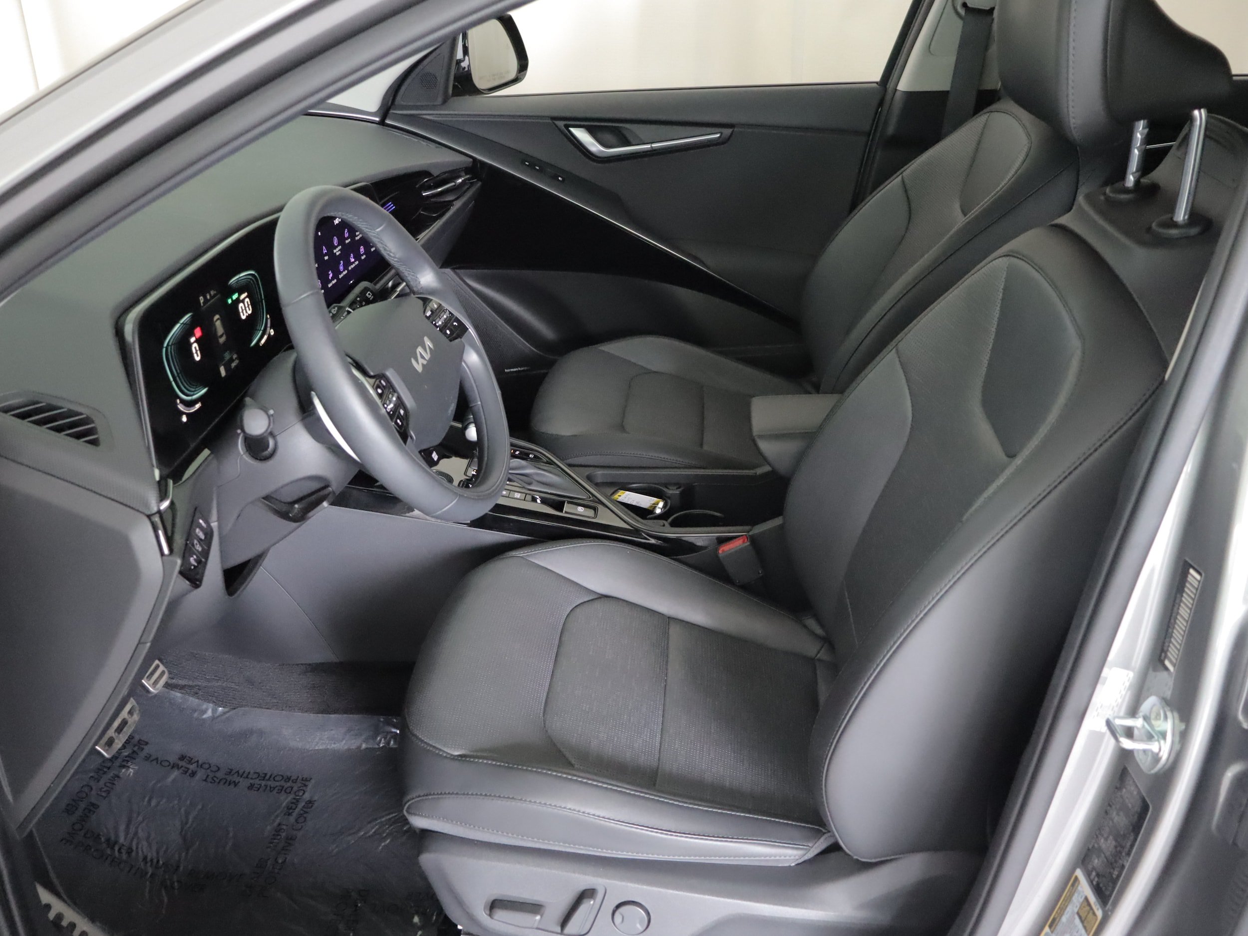 Used 2023 Kia Niro SX Touring FWD image 8