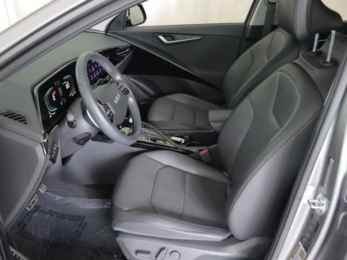 Used 2023 Kia Niro SX Touring FWD image 8