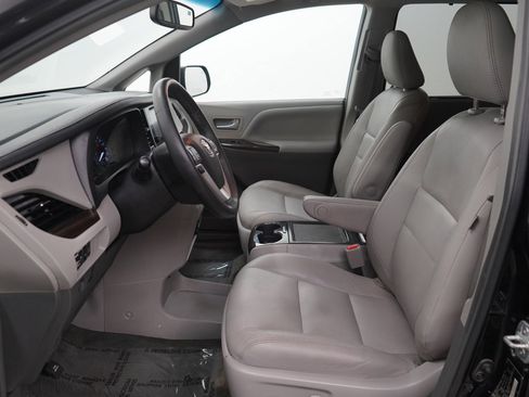 Used 2017 Toyota Sienna XLE image 16