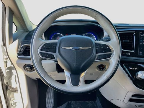 Used 2019 Chrysler Pacifica Limited FWD image 11