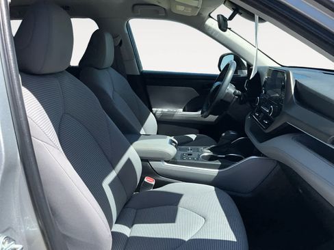 Used 2023 Toyota Highlander LE AWD/4WD image 17