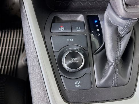 Used 2022 Toyota RAV4 LE image 16