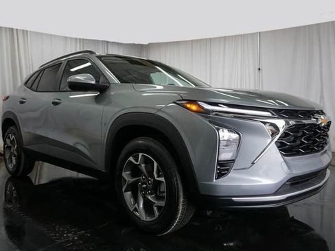 New 2026 Chevrolet Trax LT FWD image 2