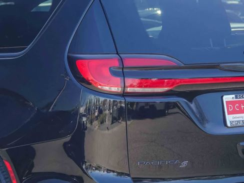 Used 2025 Chrysler Pacifica Limited FWD image 7