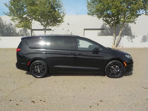 New 2026 Chrysler Pacifica Limited image 10