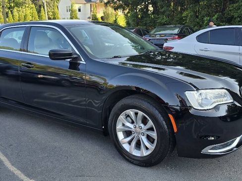 Used 2015 Chrysler 300 Limited RWD image 4