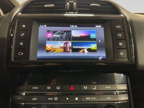 Used 2017 Jaguar XE Premium AWD/4WD image 28