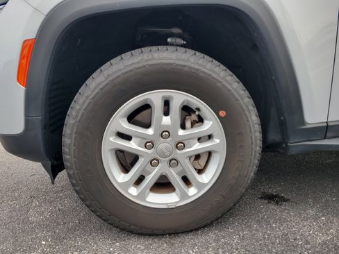 Used 2024 Jeep Grand Cherokee Laredo image 9