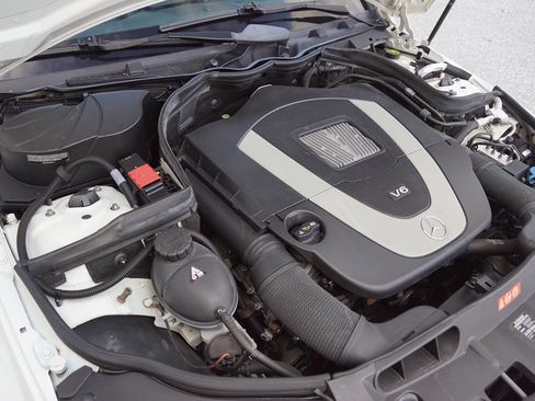 Used 2011 Mercedes-Benz C 300 4MATIC Sedan image 40