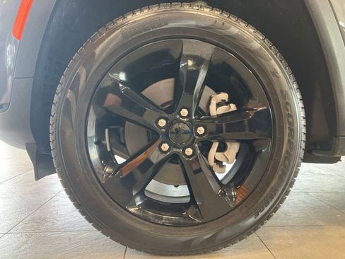 Used 2024 Jeep Grand Cherokee L Limited w/ Black Appearance Package AWD/4WD image 9