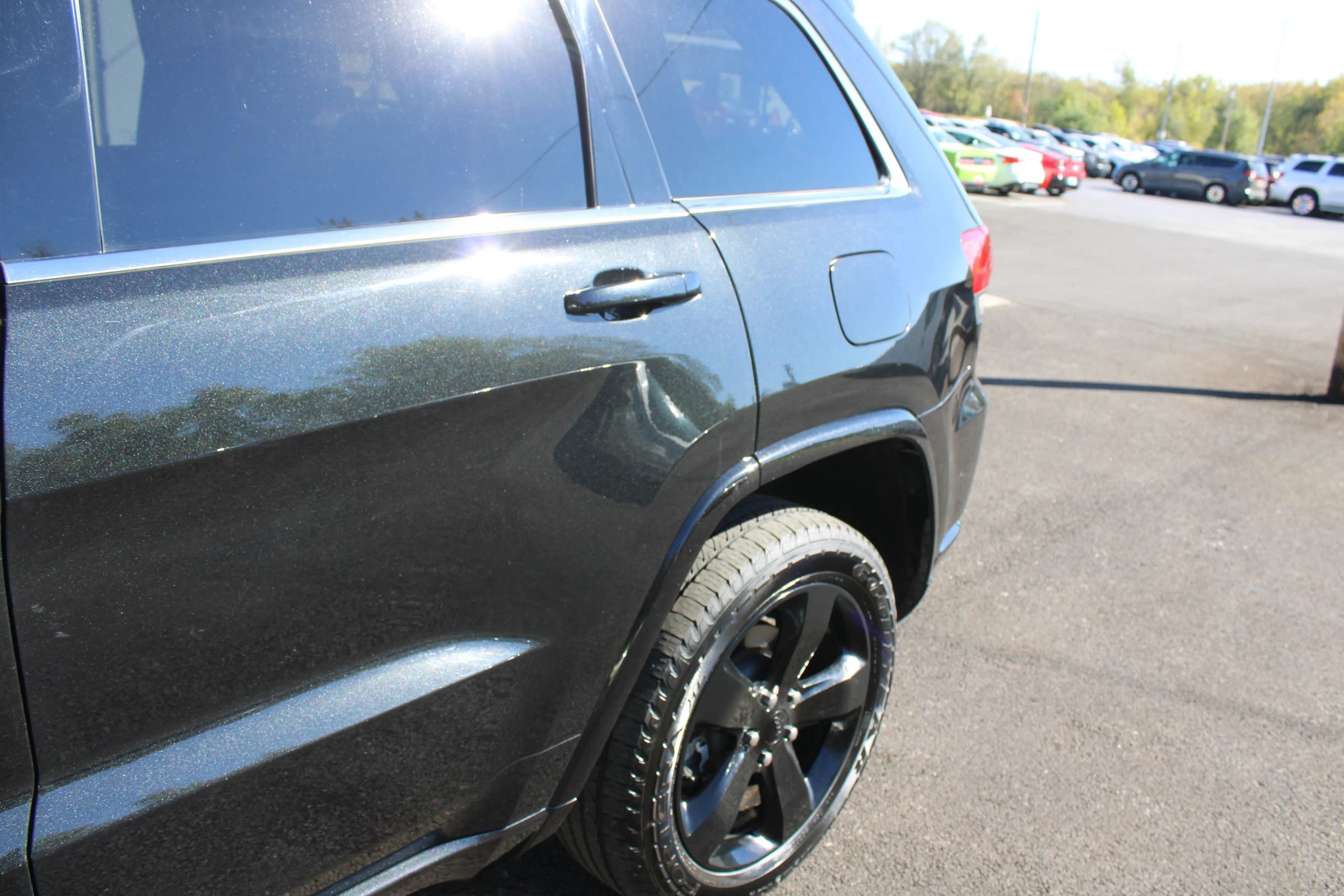 Used 2015 Jeep Grand Cherokee Laredo AWD/4WD image 4