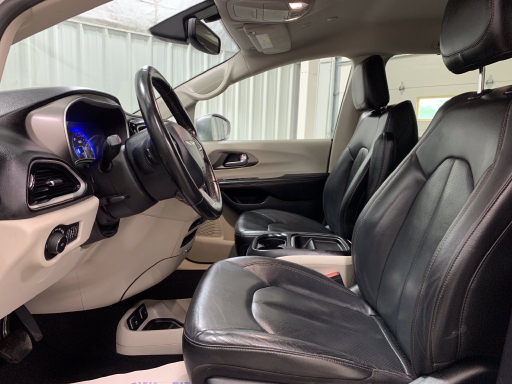Used 2020 Chrysler Pacifica Touring-L FWD image 17