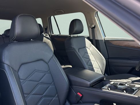 Used 2025 Volkswagen Atlas SE AWD/4WD image 32