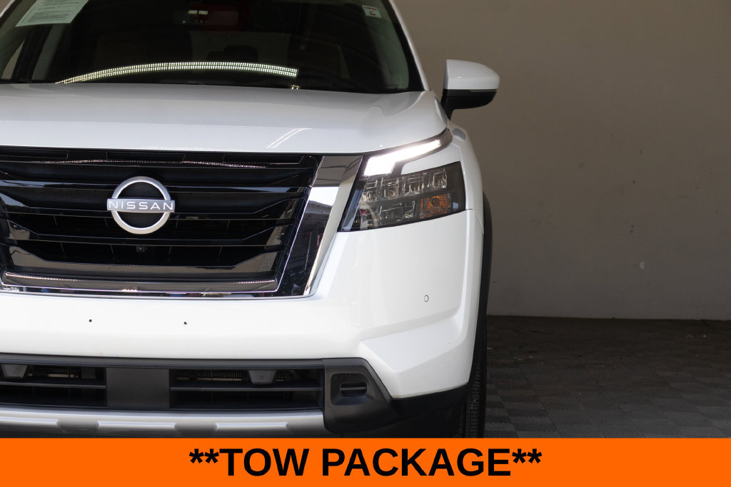 Used 2025 Nissan Pathfinder Platinum w/ Cargo Package FWD image 5
