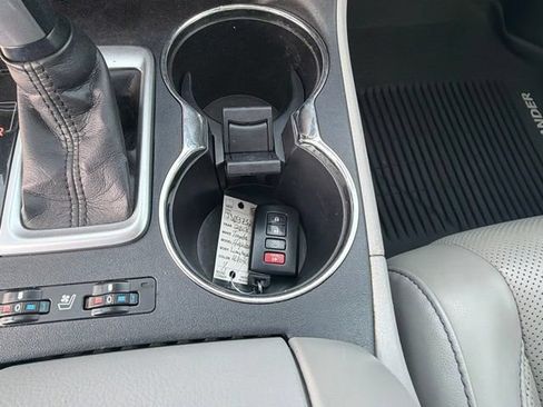 Used 2018 Toyota Highlander Limited AWD/4WD image 29