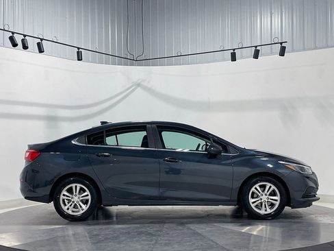 Used 2018 Chevrolet Cruze LT w/ Convenience Package FWD image 10