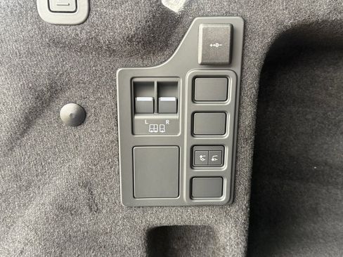 New 2025 Land Rover Discovery Dynamic SE image 39