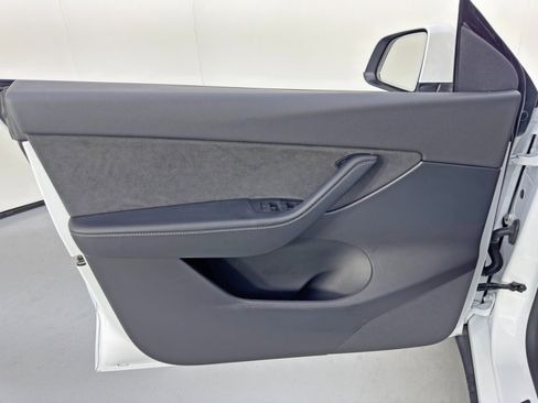 Used 2022 Tesla Model Y Long Range image 42