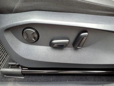 Certified 2022 Volkswagen Tiguan SE image 16