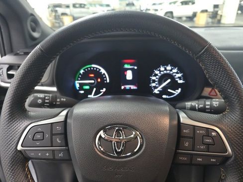 Certified 2023 Toyota Sienna XLE Woodland Edition image 20