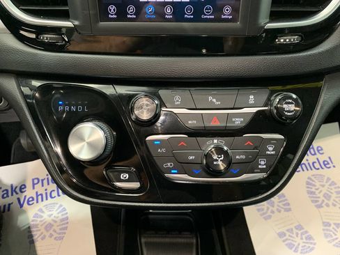 Used 2018 Chrysler Pacifica Touring Plus w/ S Appearance Package FWD image 9