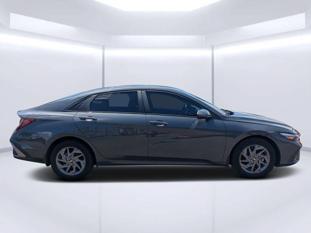 Used 2024 Hyundai Elantra SEL FWD image 2