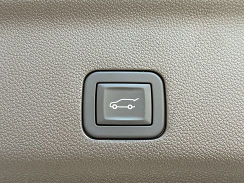 Used 2024 Chevrolet Tahoe Z71 w/ Luxury Package image 11