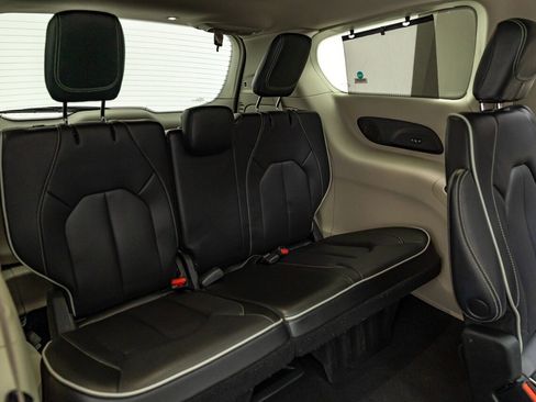 Used 2022 Chrysler Pacifica Limited image 24
