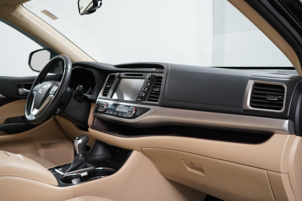 Used 2014 Toyota Highlander XLE AWD/4WD image 25