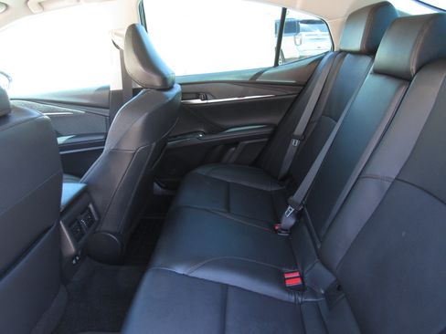 Used 2025 Toyota Camry XLE FWD image 12