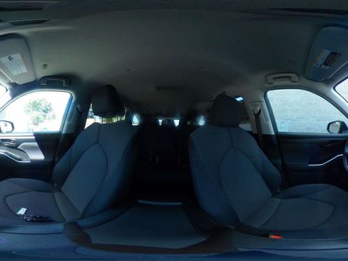 Used 2025 Toyota Highlander LE FWD image 44