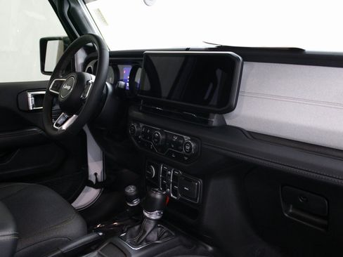 Used 2024 Jeep Wrangler Unlimited Sahara image 29