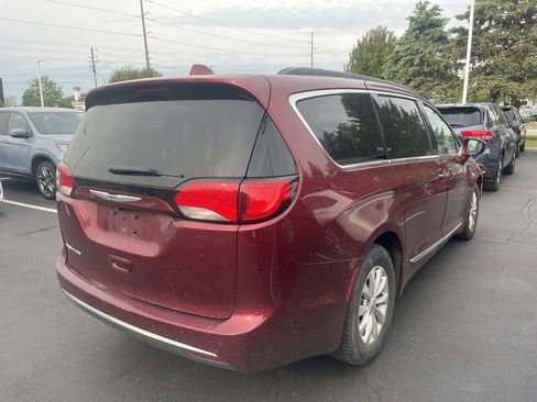 Used 2017 Chrysler Pacifica Touring-L FWD image 4
